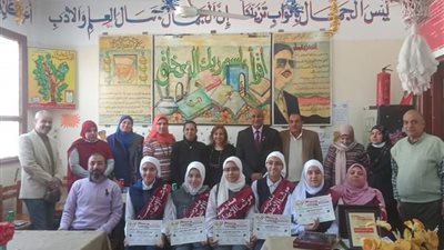حزب مستقبل وطن أسيوط يمنح درع نقابة المعلمين لمدرسة موشا الإعدادية