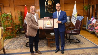 رئيس جامعة أسيوط يحصد درع مؤتمر التربية الرياضية الدولي