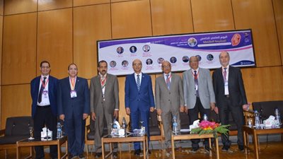 رئيس جامعة أسيوط يشهد افتتاح اليوم العلمي الخامس للمشيمة الملتصقة