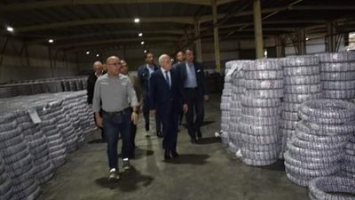 محافظ بورسعيد يتفقد مصنع إنتاج مادة لحام الإطارات 