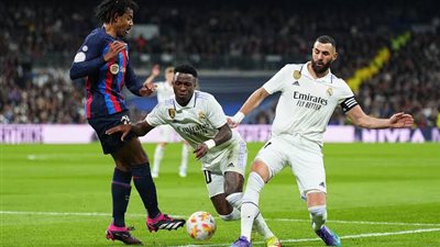 بنزيما وفينسيوس يقودان هجوم ريال مدريد في مباراة الكلاسيكو أمام برشلونة 