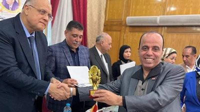 مكتشف مواهب ذا فويس.. اتحاد عمال مصر يكرم المايسترو شريف عزت 