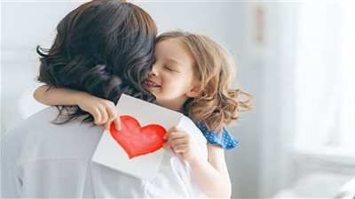 ما حكم الاحتفال بـ عيد الأم هل هو بدعة؟.. الإفتاء تجيب