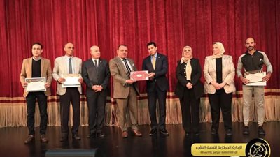 وزير الشباب يكرم وكيل وزارة الرياضة في أسيوط خلال ختام مسابقة كنوز مصرية