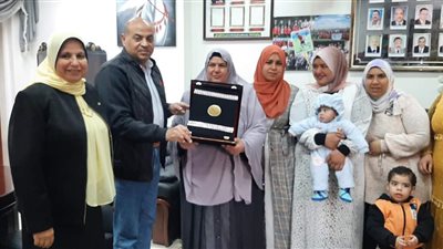 وكيل وزراة التعليم في الشرقية يكرم الأم المثالية على مستوى المديرية
