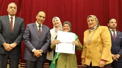 نظمتها وحدة تكافؤ الفرص .. شاهد حفل تكريم الأمهات المثاليات بالمنيا