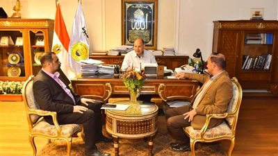 قرى حياة كريمة..  محافظ أسيوط يناقش موقف عدد من مشروعات مياه الشرب 