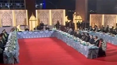 الرئيس السيسي يشارك في مائدة سحور مع العاملين بالعاصمة الإدارية الجديدة 
