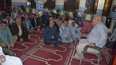 محافظ الوادي الجديد يعقد لقاءات مع المواطنين عقب صلاة التراويح بالخارجة
