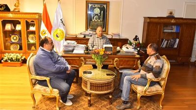 محافظ أسيوط يتابع تذليل العقبات أمام المعارض والمشروعات الخاصة بالسلع