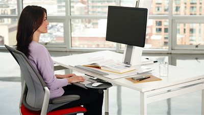 في الحركه بركة.. طبيب يوضح الوضعيات الصحية للجلوس