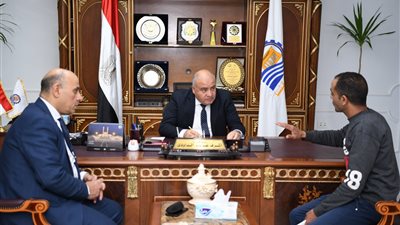 محافظ قنا يواصل استقبال المواطنين لبحث شكواهم 