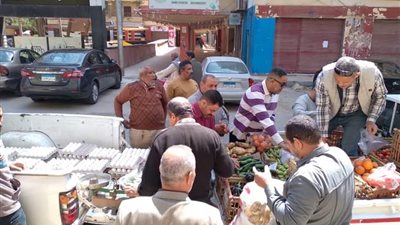 محافظ أسيوط يشيد بالمنافذ المتنقلة ضمن مبادرة خير مزارعنا لأهالينا 