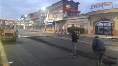 محافظ بورسعيد يتابع أعمال رصف ورفع كفاءة الطرق الداخلية بشارع 23 يوليو 