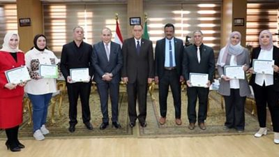 محافظ الشرقية يكرم الأطباء البيطريين الحاصلين على دورة الاستعداد لمرض انفلونزا الطيور
