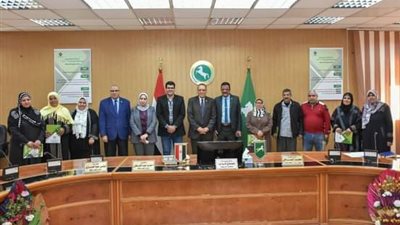 محافظ الشرقية يمنح شهادات تقدير للأمهات المثاليات للعاملين