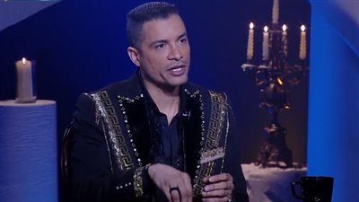 حسن شاكوش يضع زوجته في موقف محرج ببرنامج العرافة