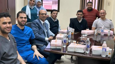 في أول أيام رمضان .. رئيس جامعة أسيوط يشارك في إفطار مستشفي القلب الجامعي