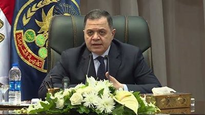 وزير الداخلية يهنئ وزير الدفاع بذكرى العاشر من رمضان