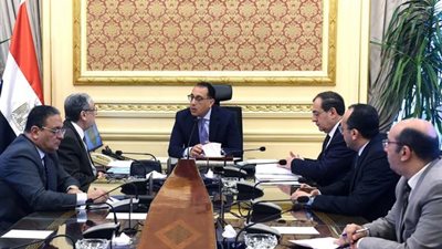 رئيس الوزراء يتابع موقف تنفيذ مشروعات الطاقة المتجددة