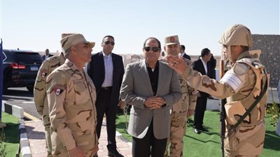 صور.. الرئيس السيسي يتفقد الارتكازات الأمنية بشرق القناة لمكافحة الإرهاب