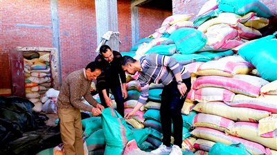 ضبط 6.5 طن أعلاف منتهية الصلاحية في حملات تموينية بدمنهور وكوم حمادة