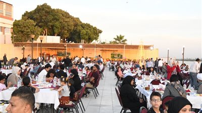على هامش حفل الإفطار .. محافظ قنا يكرم عدداً من الأيتام و أسر الشهداء 