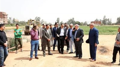 محافظ الشرقية يتفقد أعمال رصف الطريق الدائري بمنيا القمح