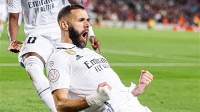 الخامس عشر تاريخيًا.. بنزيمة يسجل هاتريك في انتصار ريال مدريد على برشلونة 