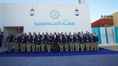 الرئيس السيسي يتفقد معرض الأسر المنتجة بالأسمرات