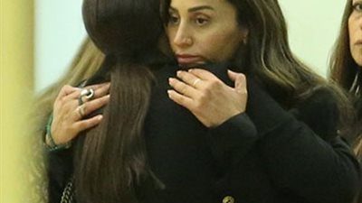 بالصور.. نجوم الفن يتوافدون على عزاء والد دينا الشربيني