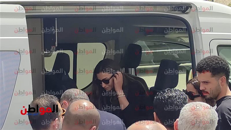 انهيار دينا الشربيني