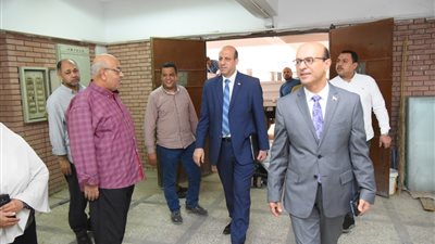 جامعة أسيوط توزع 25 ألف كرتونة مواد غذائية على العاملين بالجامعة