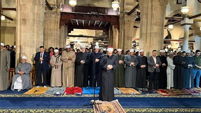 إقبال كبير على صلاتي العشاء والتراويح بالجامع الأزهر