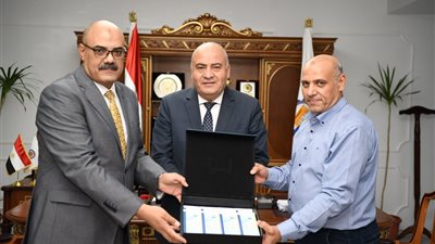 محافظ قنا يوزع كوبون مواد غذائية بدعم البنك الزراعي