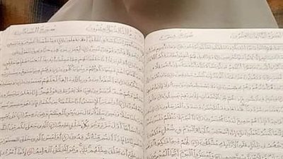 لم تكمل تعليمها.. سيدة مصرية أنهت كتابة المصحف خلال عام واحد