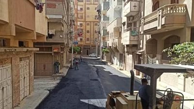 محافظ دمياط تتابع أعمال رصف الطرق بالأسفلت في المنيا