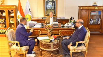 محافظ أسيوط يشدد على التعاون في تنفيذ المبادرات الصحية بالمدارس