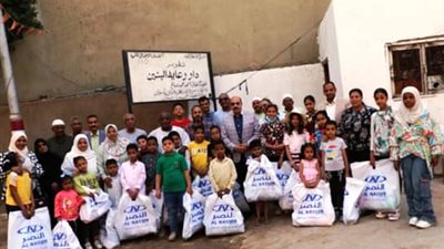 محافظ أسوان يهدى شنط ملابس العيد للأطفال الأيتام