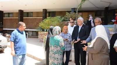 عبد المولى يتفقد خدمات المدن الجامعية الطالبات بجامعة أسيوط