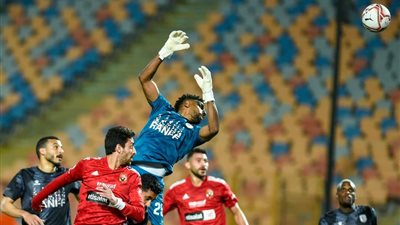 الأهلي يضرب فاركو بثلاثية ويشعل المنافسة على صدارة الدوري 