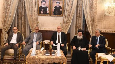 بمناسبة عيد القيامة.. محافظ قنا يزور مطرانية الأقباط الأرثوذكس