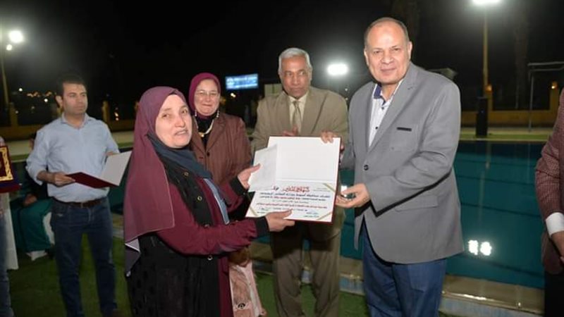 محافظ أسيوط يكرم