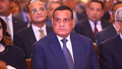 وزير التنمية المحلية يهنئ البابا تواضروس الثاني بقداس عيد القيامة المجيد