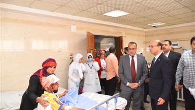 رئيس جامعة أسيوط  يزور المصابين فى حادث انقلاب سيارتين بطريق الفرافرة