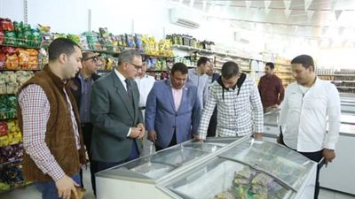 محافظ كفر الشيخ يتفقد الأسواق والمحال والمنافذ للتأكد من توافر كافة السلع