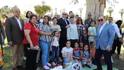 محافظ القاهرة يشارك المواطنين الاحتفال بشم النسيم بالحديقة الدولية
