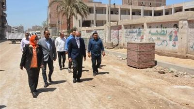 محافظ القليوبية يتابع أعمال رصف الطرق بالقناطر الخيرية 