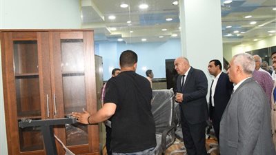 محافظ قنا يتابع استلام أثاث مكتبة مصر العامة لافتتاحها خلال الفترة المقبلة 