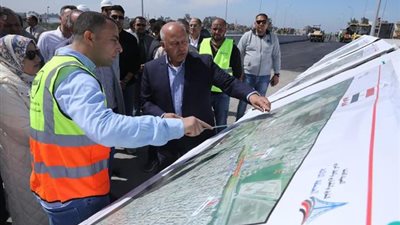 وزير النقل يتابع معدلات تنفيذ عدد من مشروعات الطرق والكباري